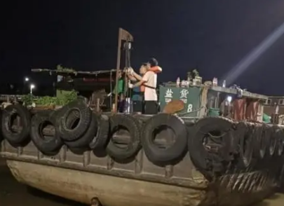 船舶被漁網(wǎng)鋼絲所糾纏，隊(duì)員用手拉倒鏈借力拉鋼絲繩